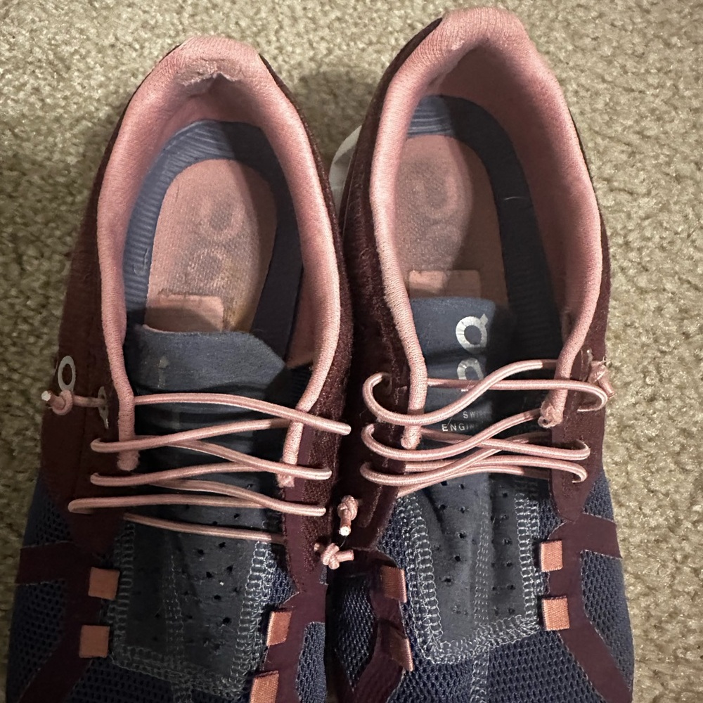 On Running Women's Sneakers in Burgundy and Navy - Picture 4 of 13